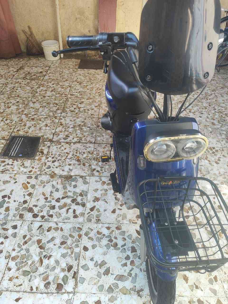 دراجه شحن للبيع نضيفه
كهربائيات كامله تحتوي ع جنطه داخليه وخارجيه
بصمتين وسويجين وكارتين تشغيل موجودات 
السعر 350وبيه مجال للطيبين 
المكان حله 
بطاريات 5 
للستفسار ***********
