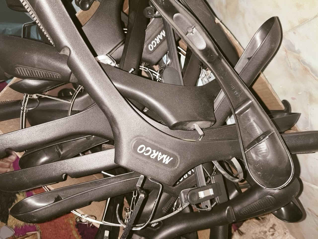 السلام عليكم عندي غراض مال محلي عزلته
تعاليگ تقريباً 50 وحده 
رفوف 3 خشب مع شخاطات سلي ستيل مثل ما موضح بالصوره 
مع ملكانات عدد2. 
للأستفسار الاتصال بالرقم ***********
