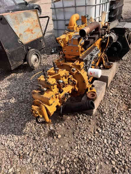 محرك كوماتسو ياباني ٦ سلندر مع مضخه كامل مال رافعه وارد بريطاني عنوان زاخو ***********
