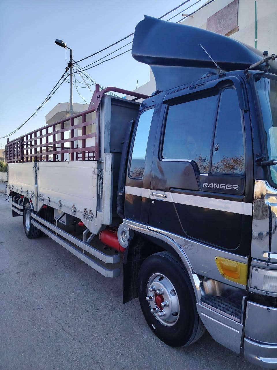 السلام عليكم هينو طيره سته وربع بلاد رقم قادسيه مكينه  70سوبر  سياره جديده حداديه فول مكان المشخاب موبايل ***********
