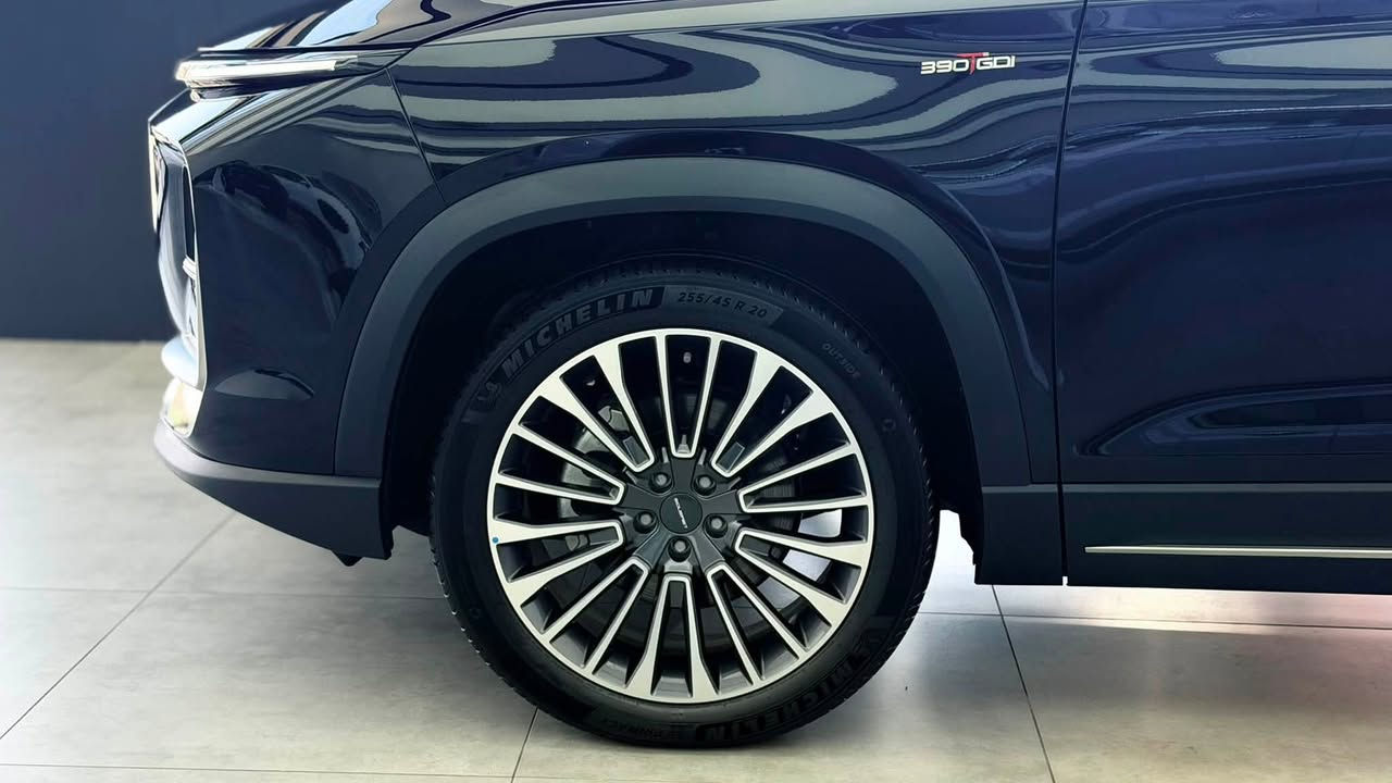 ب 32,400,00 دينار عراقي ! 
تكدر تاخذ سيارة عائلية ب7 مقاعد 
SOUEAST S09 LUXURY 
بضمان 10 سنوات أو مليون كيلو متر للمحرك من وكالة هارلم . 

الموديل: 2026 (خليجي)
العداد: صفر كيلو متر
تيربو 254 حصان حقن مباشر L2.0 المحرك: 4 أسطوانات
عزم الدوران (نيوتن-م): 390
ناقل الحركة: اوتوماتيكي دبل كلاتش من 7 سرعات استهلاك الوقود: 8.1 لتر لكل 100 كم
الضمان الأساسي: 6 سنوات أو 200,000 كم (أيهما أولا)
ضمان المحرك: 10 سنوات أو 1،000،000 كم (أيهما أولا / للمالك الأول)
:المواصفات
عدد صفوف المقاعد 7) 3 ركاب)*
إطارات قياس 20 إنج*
فتحة سقف بانوراما 1.1م*
شاشة عرض ترفيهية قياس 15.6 إنج*
شاشة عدادات رقمية قياس 10.25 إنج*
كاميرات محيطية 540 درجة*
حساسات أمامية*
حساسات خلفية*
مثبت سرعة مع رادار تفاعلي *
نظام مراقبة النقطة العمياء*
نظام المساعدة للبقاء في المسار *
نظام الكبح التلقائي في حالة الطوارئ*
نظام تحذير الاصطدام الامامي والخلفي*
نظام القيادة شبه الذاتية*
نظام تحذير مغادرة المسار*
نظام التحكم بنزول المنحدرات*
نظام الفرامل الأوتوماتيي al
نظام ابل كار بلاي واندرويد أوتو لاسلكي*
نظام صوتي متطور من 8 سماعات عالية الجودة*
نظام اوامر وتحكم صوتي *
مقصورة الركاب من الجلد الفاخر*
مقعد السائق والراكب كهربائي *
مقاعد السائق والراكب مدفئة*
مقعد السائق والراكب مبرده*
إنارة محيطية*
إنارة ترحيبية*
عتبات الأبواب مضيئة*
مع مصابيح نهارية LED مصابيح أمامية أوتوماتيكية*
صندوق كهربائي*
ظام التحكم الذكي بالإنارة العالية*
المرايا الجانبية قابلة للطي كهربائياً ومدفئة*
نظام تكييف ثلاثي المناطق مع تحكم مستقل للمقاعد الخلفية*
فتحات مكيف هواء مستقل للصف الثاني والثالث*
فلتر تنقية الهواء ( )
مع شاشة PM2.5 نظام تنقية الهواء *
دخول ذكي (بصمة)* 
تشغيل عن بعد*
خاصية إغلاق الشبابيك وفتحة السقف عن بعد*
شاحن هاتف لاسلكي سريع*
ماسحات الزجاج الامامي مع حساس للمطر*
مسند الذراع الوسطي مع ثلاجة*
وضعيات قيادة متعددة*
نظام مراقبة ضغط الاطارات*
وسائد هوائية امامية وجانبية عدد 6*
شركة آفاق الخليج للوكالات التجارية الوكيل الرسمي لسيارات سوئيست في العراق

العنوان : معارض البياع الشارع الاول مقابل المنتزه - شركة افاق الخليج - سوئيست . 
للإستفسار : ***********
