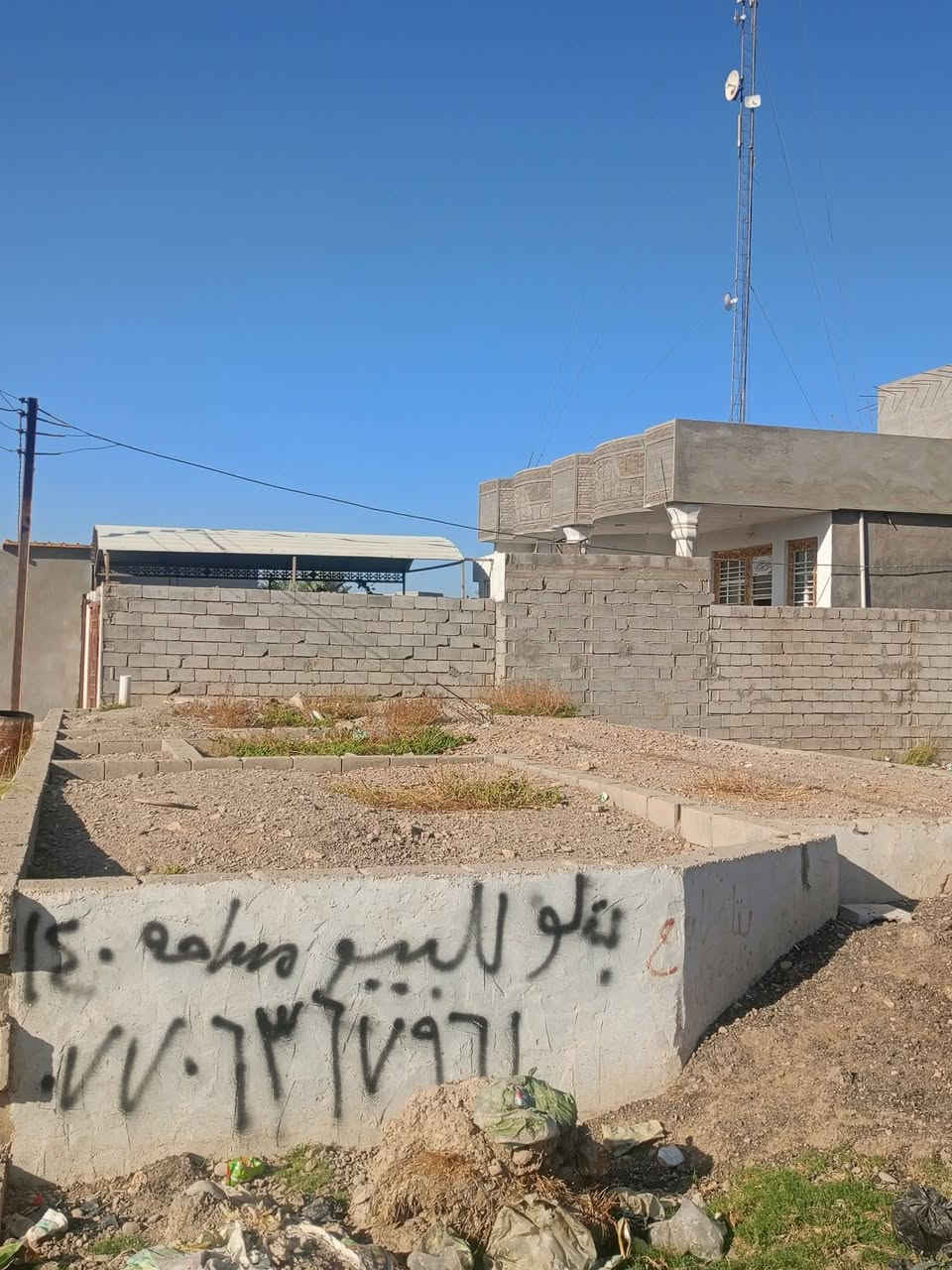 السلام عليكم بتلو للبيع الموقع بلور الزراعي البتلو طابو زراعي سند 25 صاير ورة العرصة مباشرتن المساحة 140متر رقم الهاتف *********** السعر خاص
