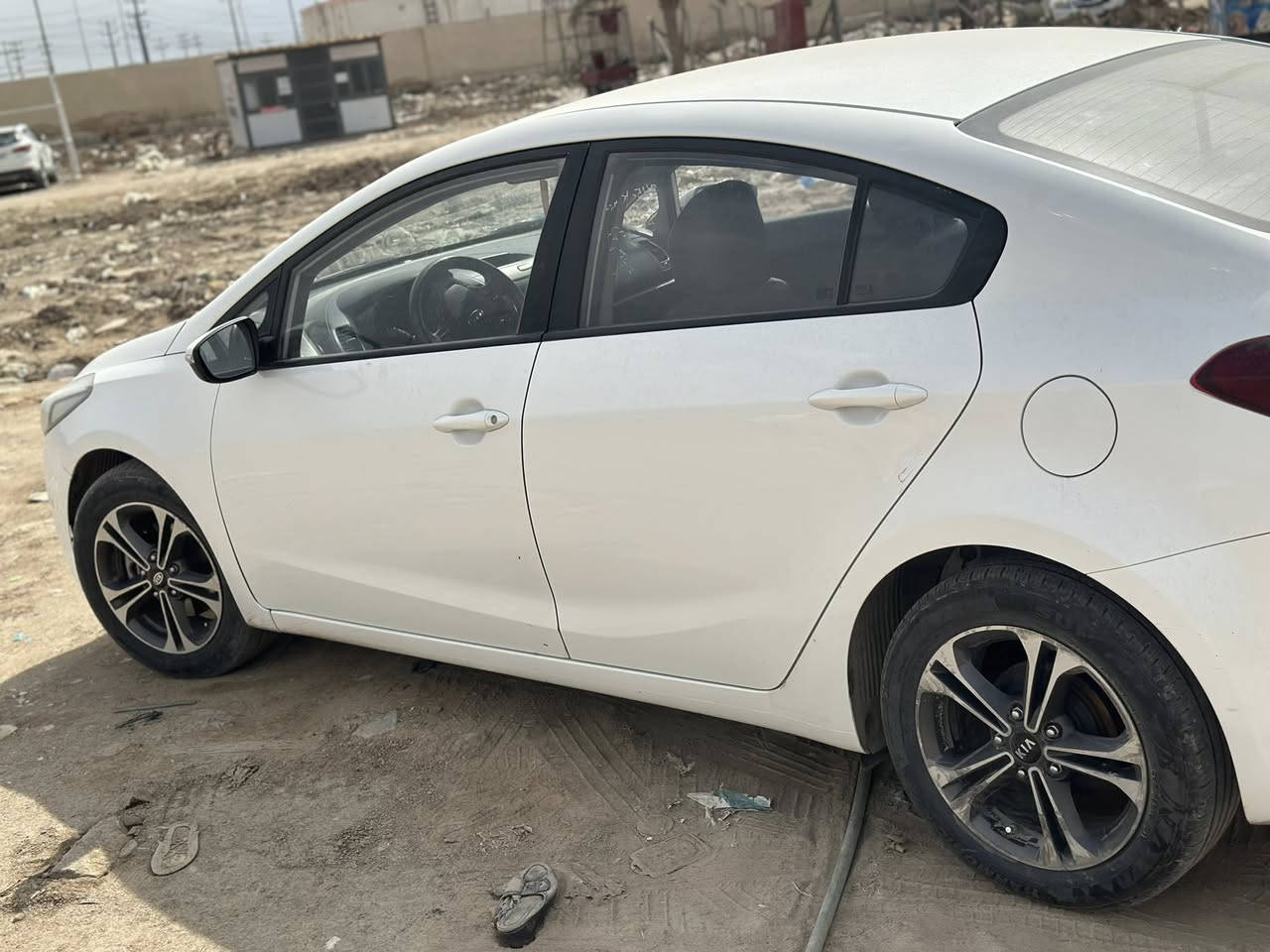 كيا سيراتو 2017خليجي سيارة جديدة كلش بعدهي على وضع شركة بيه صبغ نص جاملغ الخلفي وملاون الباب فقط سيارة جديدة كلش السعر 118مكانه الديوانيه الاستفسار الاتصال على رقم
***********مواصفات السيارة 

تحكم ستيرن فول ويلكب كروم اشاير بلمري محرك ١٦٠٠سياره جديده كلش وجاهزه برغي نقص مابيه
