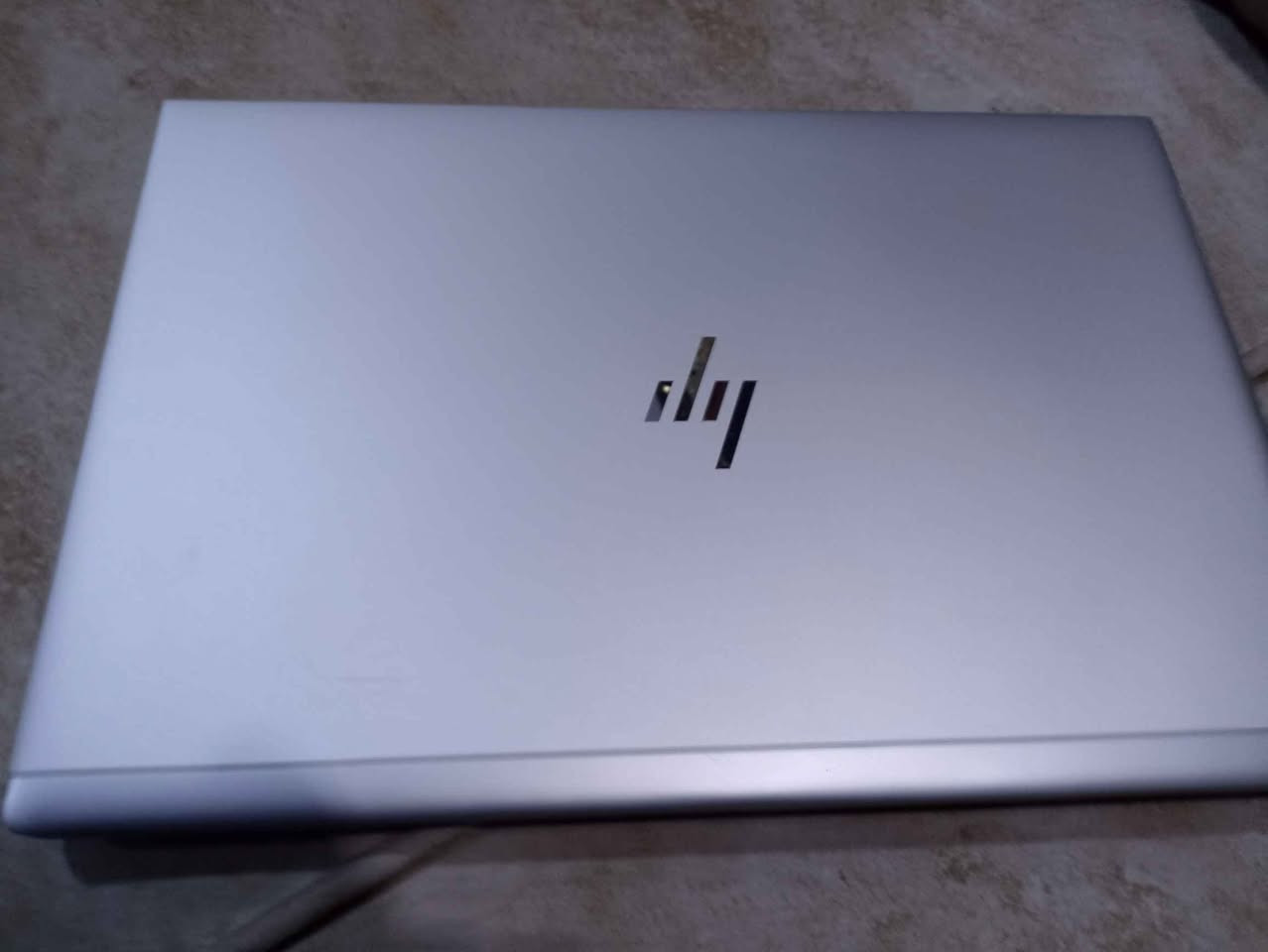 السلام عليكم.. لابتوب HP EliteBook 755 G5 من الفئة الملكية (Metal Body)، الجهاز نظيف جداً جداً وبحالة الوكالة، مناسب جداً لطلاب الجامعات، الموظفين، والمصممين.
المواصفات القوية:
المعالج: Ryzen 5 2500U Pro (أداء عالي ومستقر).
الرام: 16GB DDR4 (فاتح اللابتوب طيارة وسريع جداً بالتنقل بين البرامج).
الهارد: 256GB SSD NVMe نوع Western Digital SN730 (من أسرع الهاردات عالمياً).
الشاشة: 15.6 بوصة IPS FHD (دقة ألوان خيالية ومريحة للعين).
الكاميرا: HD أصلية مع ميزة Privacy Shutter (غالق يدوي للخصوصية).
المميزات: كيبورد ضوئي عربي، بصمة إصبع، سماعات Bang & Olufsen، هيكل معدني نحيف وأنيق.
الملحقات المجانية:
حقيبة (جنطة) لابتوب.
ماوس.
شاحن HP الأصلي.
المكان: الموصل - (حي النور).
للتواصل: (***********). موصل, نينوى
