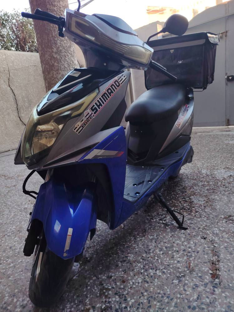 للبيع دراجة سكنس شحن كهربائية حالة ممتازة
المواصفات الفنية:
⚡ قوة ملف: 2000 واط (أداء قوي للسير وحمل الشحنات)
🏁 3 سرعات — منها سرعات عالية جداً للتحرك بسرعة عند الحاجة
↩️ بك ترجع ليورة (R) — سهولة الرجوع للمواقف والتحميل
🔋 6 بطاريات × 72V 20Ah — بطاريات فول تمنحك نهاية 50 كم بشحنة وحدة
🛑 بريكات هايدروليك — قوة وقف مضمونة وتحكّم ناعم
🔒 قفل ستيرن للحماية من السرقة
🚨 نظام إنذار لزيادة الأمان
🔑 سويج + بصمة (تشغيل / فتح / قفل) — فتح سريع وآمن بدون مفاتيح
🦵 ستاند صفح ثابت يدعم التحميل بسهولة

🔧 جاهزة تشتغل دون وجع راس
السعر: 450 دينار وبي مجال بسيط جذاً
الموقع: بغداد — البلديات — شارع المصرف
📩 للتواصل الجاد فقط — الدراجة تستاهل السعر وليها أداء وقيمة حقيقية. بغداد, العراق


**إذا كنت صاحب هذا الإعلان وتريد حذفه لأي سبب، رجاءا أرسل رسالة إلى الدعم الفني**