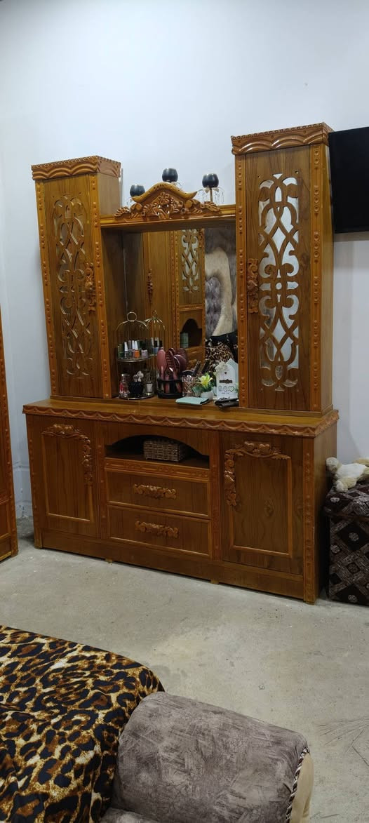 السلام وعليكم غرفه خشب للبيع جديده سعر مليون وبيها مجال بصيط عنون موصل حي التنك رقم الهاتف ***********
