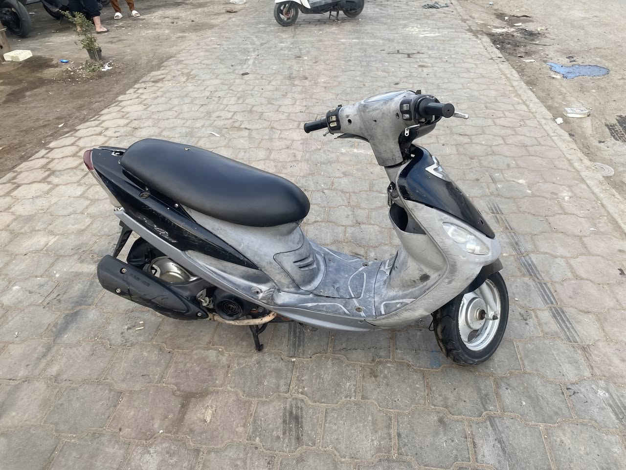 سلام عليكم دراجه ماكس منغولي متروكه وشغاله سلف وهندر وكهربائيات سلف وكابريتر أصليات كفرات اصليه مختومه ختم واحد  تاخذها بس ترتبها تنضف كابريترها فقط ماناقصها شي سعر 375 ماكو بهيج سعر بلاديه مكاني حي اور ***********
