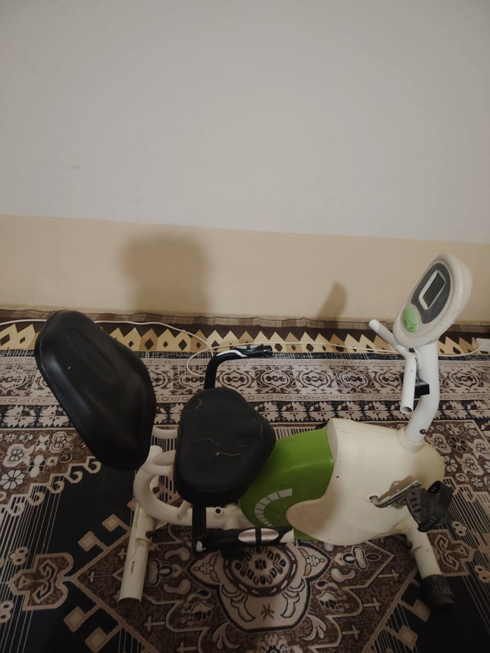 سلام عليكم عندي هاذ بايسكل تمرين للبيع نضافه فول سعره 160 الف وبي مجال تواصل ***********
