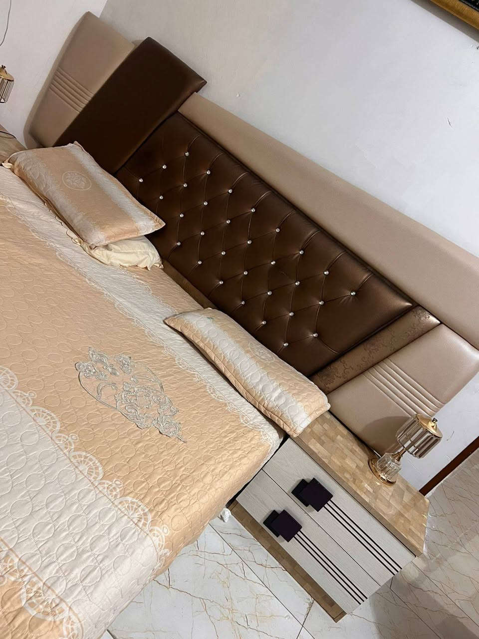 غرفه تركي للبيع
بيها ملاحظات بسيطة  
شراي يتفظل خاص


**إذا كنت صاحب هذا الإعلان وتريد حذفه لأي سبب، رجاءا أرسل رسالة إلى الدعم الفني**