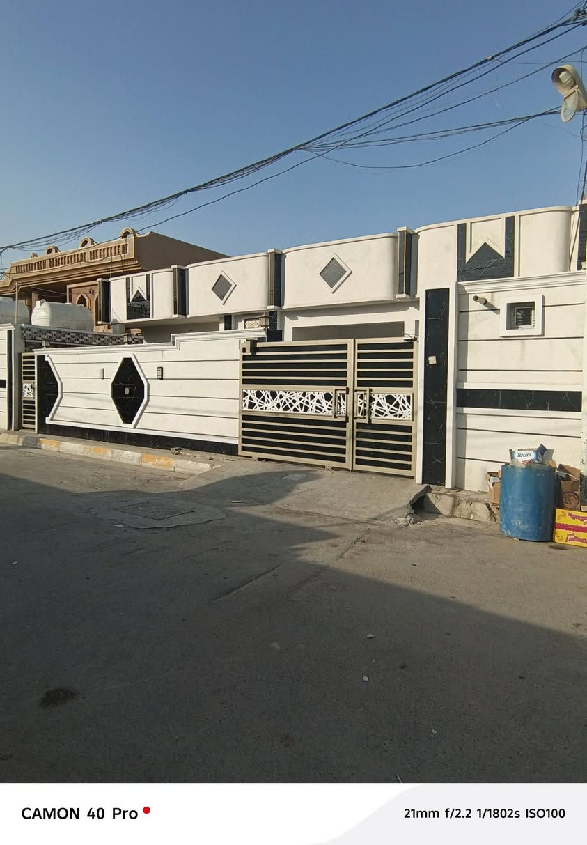 للبيع بيت في حي الجولان مقابيل مدرسه ام المساجد خلف افران تبارك مساحه الدار 360متر طابو ملك صرف 
السعر 185وبيه مجال بصيط 
***********واتساب 
***********واتساب
