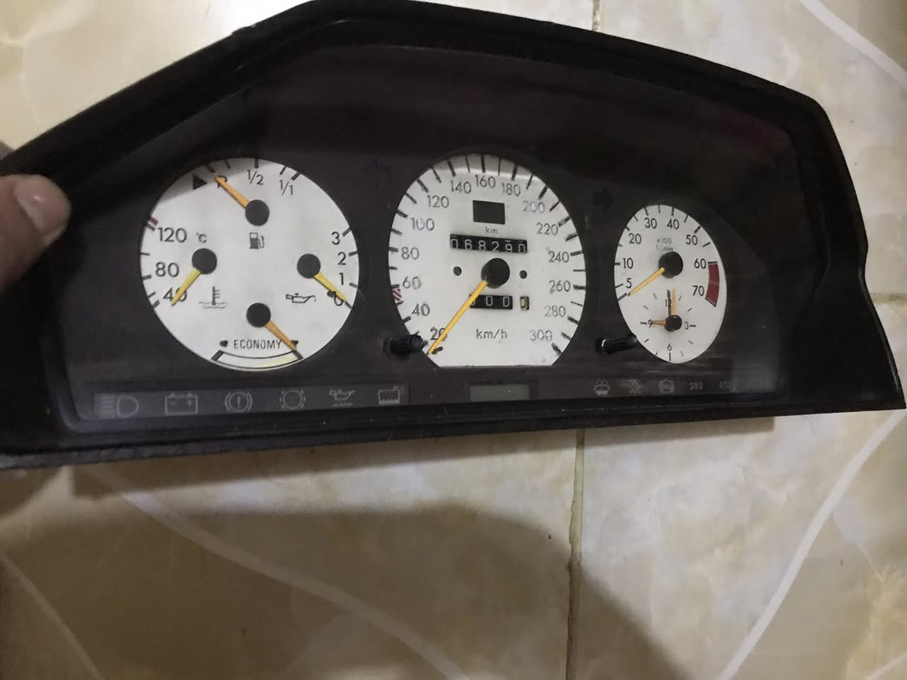 يا الله سلام عليكم 
كيج مرسيدس دب W124
AMG /500E
تحفة نادرة 
سعرها 100الف قفل قفل 
عنوان بغداد ألشعب 
***********
