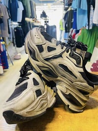 ملابس • توصيل