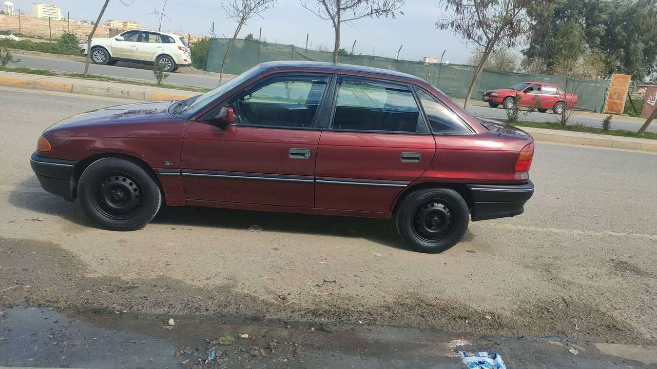 السلام عليكم استرا حجم 16/ موديل 93/سنوية لل 28/شرط التحويل كابون بانزين موجود كير مكينة شرط طخم تواير جديد كهربائيّات كلها شغاله بيها قطعتين صبغ بوند ولصدنوك سياره بلادي ما بيها ضرر كل شي موظح بل فيديو العنوان جانب الأيمن رقم الهاتف ***********
