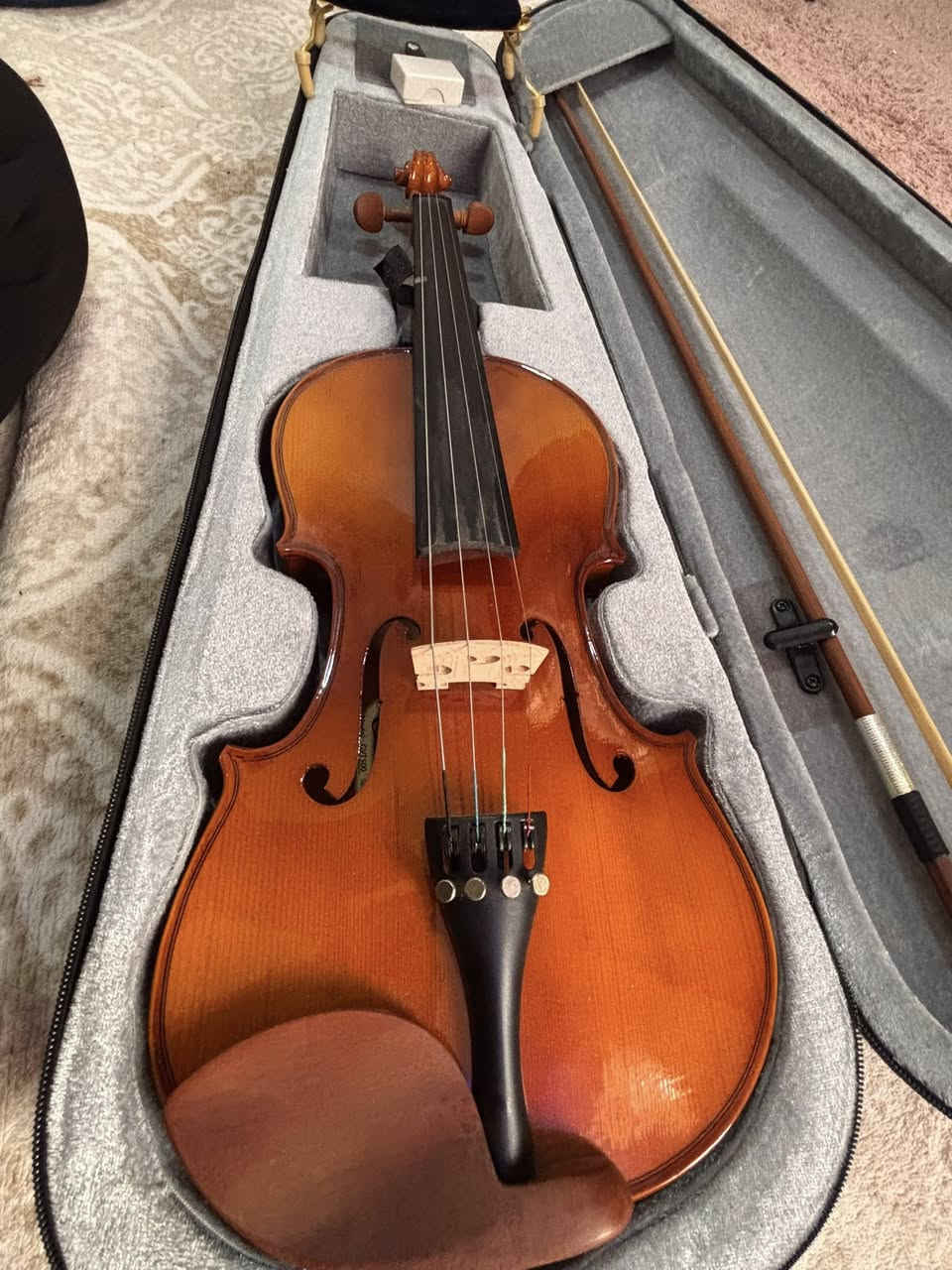 � كمان 4/4 كامل للبيع – مع جميع الملحقات – جاهز للعزف 🎻

فرصة جيدة لعشاق الموسيقى أو لمن يريد تعلم العزف على الكمان. الكمان بحالة جيدة ومحافظ عليه، وصوته جميل.

المواصفات:
✔️ الحجم: 4/4 (حجم كامل للكبار)
✔️ الموديل: GVTS00
✔️ صناعة شركة Nantong Sinomusic Enterprise Limited
✔️ الواجهة الأمامية: خشب Spruce (سبروس)
✔️ الظهر والجوانب: خشب Maple (قيقب)
✔️ لوحة الأصابع: خشب Ebony (أبنوس)
✔️ الطلاء لامع وجميل، والكمان جاهز للعزف مباشرة

الملحقات المرفقة:
🎻 الكمان
🏹 قوس بحالة جيدة
🎒 صندوق حماية للكمان
🧱 صمغ خاص بالقوس (Rosin)

✨ مناسب جدًا للمبتدئين وطلاب الموسيقى
✨ آلة جميلة للتدريب والتعلم

💰 السعر: 160,000 دينار عراقي
💬 قابل للتفاوض للجادين


**إذا كنت صاحب هذا الإعلان وتريد حذفه لأي سبب، رجاءا أرسل رسالة إلى الدعم الفني**