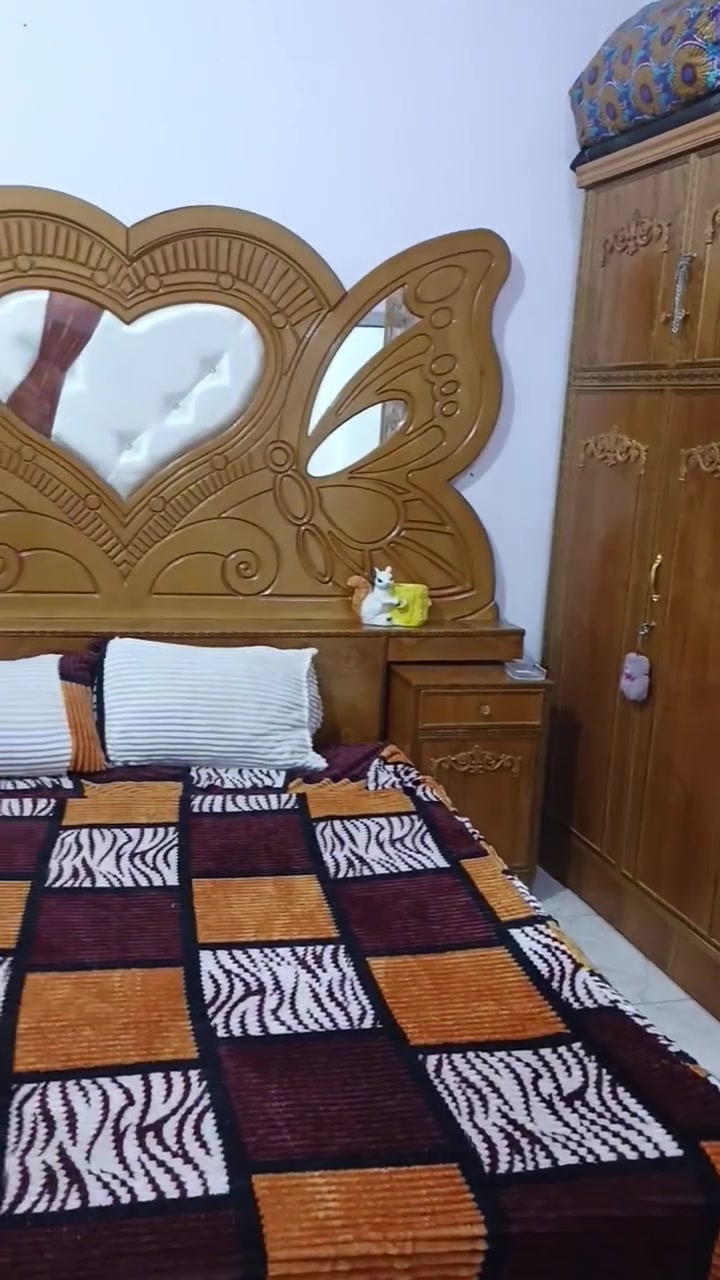 سلام عليكم غرفه اخشاب عراقي بعده جديده ونضيفه سعره مليون و 150بيها مجال شي بسيط ***********
التواصل رقم الهاتف وبي واتساب
