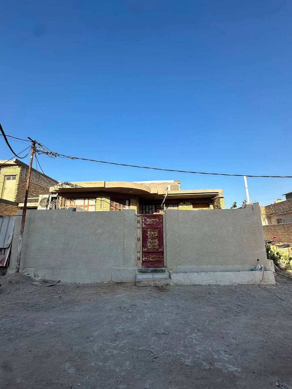 السلام عليكم بيت 200 متر للبيع منطقة الاوسمه والانواط شارع معمل الغاز الشارع 20متر التفاصيل داخل الفديو للاستفسار ***********
