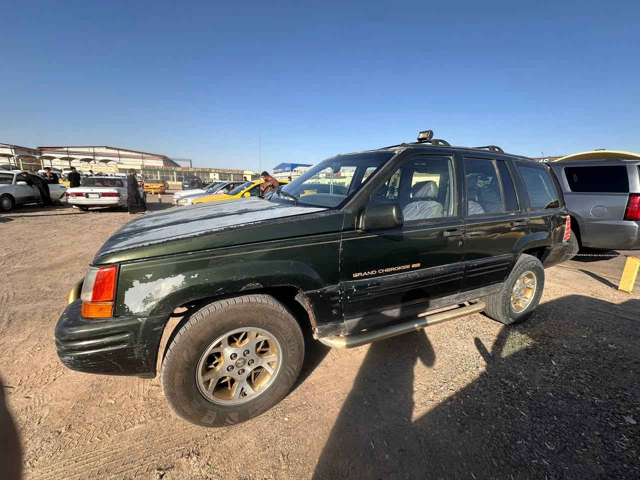 السلام عليكم
للبيع جيب شيروكي مديل 1998 محرك VVT3000 محرك وكير جدد رقم بصره انگليزي باسمي شرط التحويل زوج تايرات امامي جدد سياره كفاله بلاصوليات ومن الكصه ولباقي شوف العين  السعر 38 المكان البصره رقم التليفون ***********
