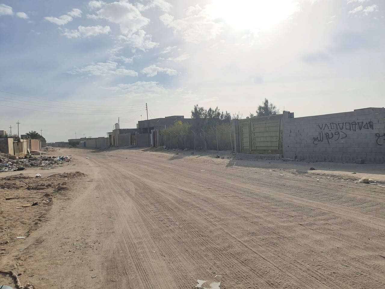 دونم زراعي للبيع والمراوس موقع تجاري وسكني مسيج كامل مع بوابه الزبير المكصب شارع ابو عكاب الجشعم عرض الشارع 35 متر على اساس يتبلط خدمات متوفره كهرباء وماء بس تشارك السعر 60 مليون بيه مجال ***********
