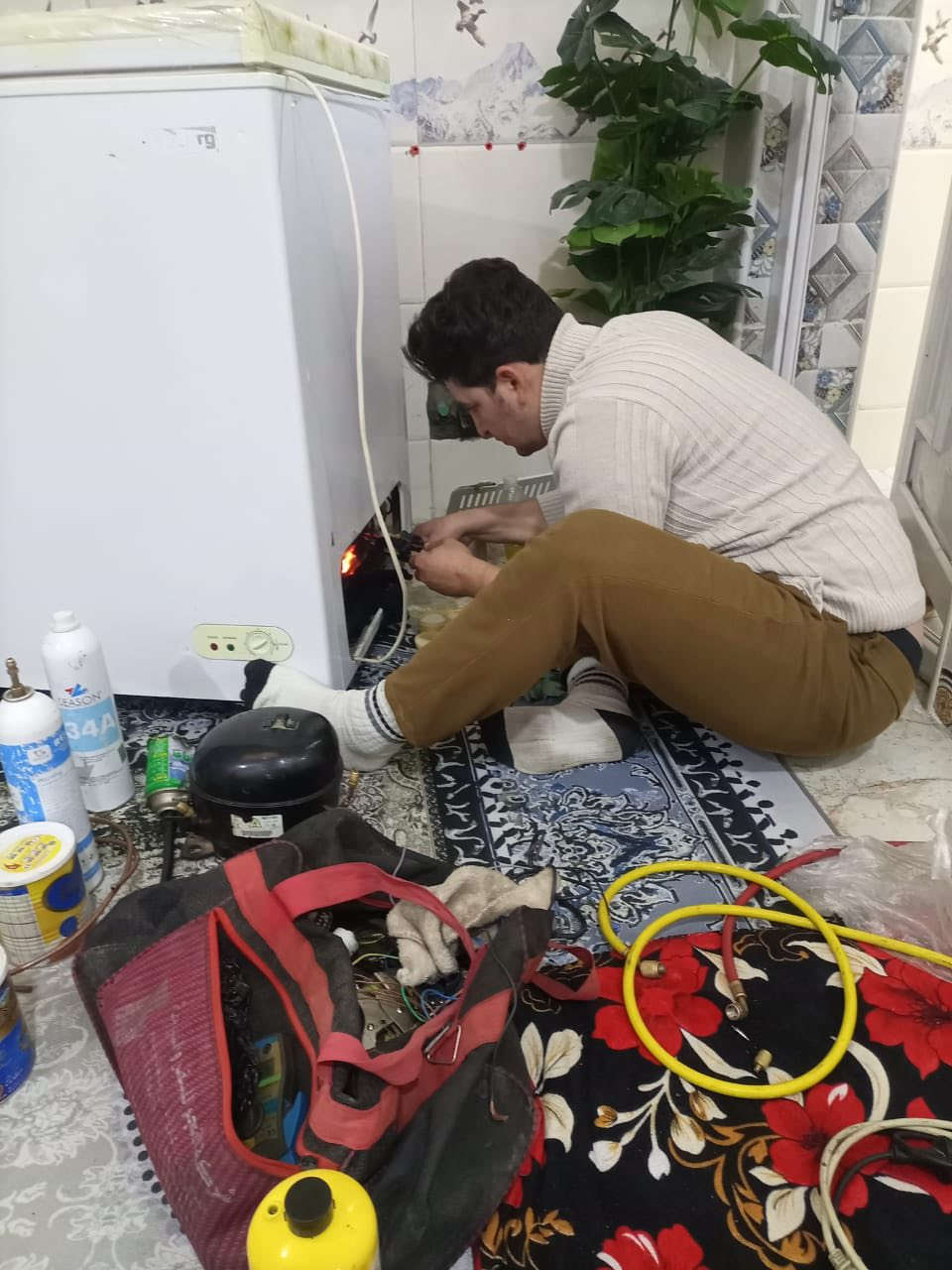 السلام عليكم ورشة هشام الدليمي لصيانه وتصليح كافة انواع الثلاجات والمجمدات بانواعها وعمل بأحترافية وبأسعار مناسبة وانت كاعد بالبيت نجيك وين متكون وبالخدمة للاستفسار هاتف   ***********
