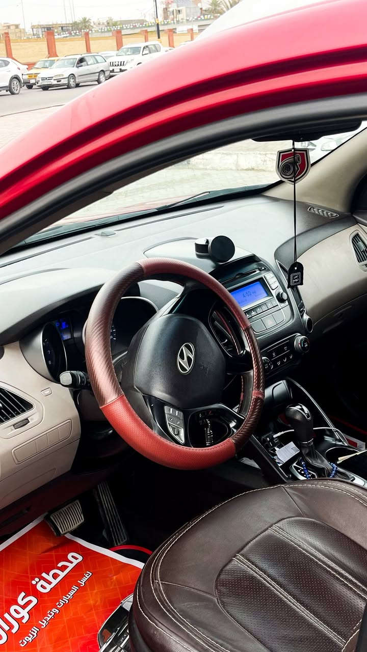 للبيع | Hyundai Tucson خليجي ✨
إذا تدور على سيارة تجمع بين الشكل الرياضي، الفخامة، والاستعمال المرتب… فهاي هي 👌🔥

❤️🖤 لونين جذابين (أحمر + أسود)
🌤️ سقف بانوراما يضيف فخامة وإطلالة تخبل
📸 كامرة خلفية لراحة أكثر أثناء السياقة والبارك
✨ سيارة نظيفة جدًا واستعمال مرتب
🚗 ناعمة بالطريق وجاهزة للفحص بأي وقت

سيارة تلفت النظر من أول نظرة 😍
واللي يعرف بالتوسان يعرف شكد عملية واعتمادية 👌

***********

