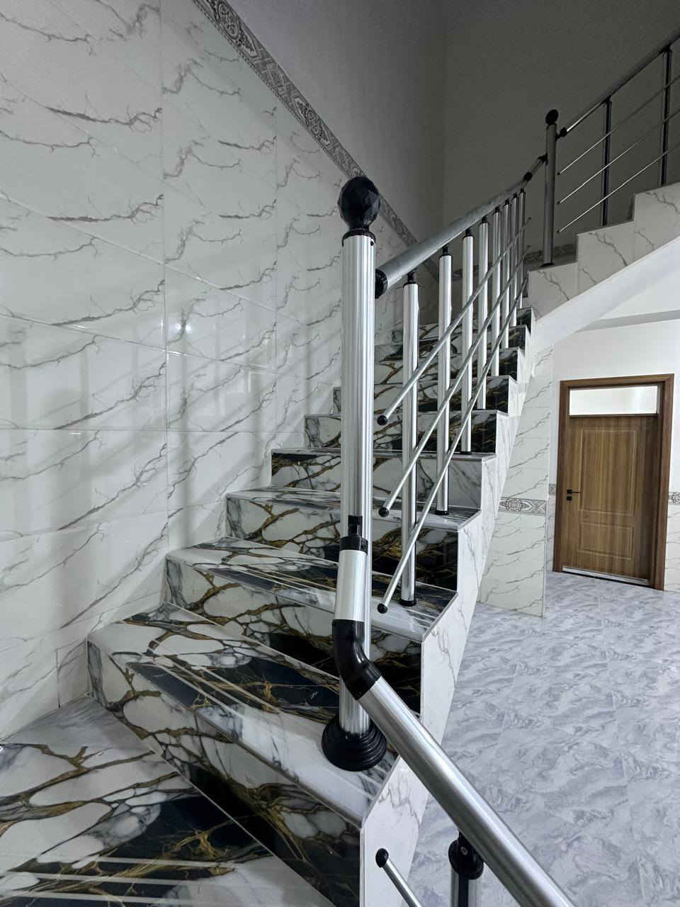 السعر112 َ لاابيع على المصرف العقاري ولا اراوس. بيت طابو صرف المساحة 200م غرفتين وصالة ومطبخ حار وبارد وديوانية وصحيات خارجية وداخلية ومناور البيت كامل بناءحجر البيت بعدة زيرو سنة البناء 2025 yang العنوان رمادي 6كيلو قرب مول زنبيل تواصل واتساب *********** ابو مصطفى
