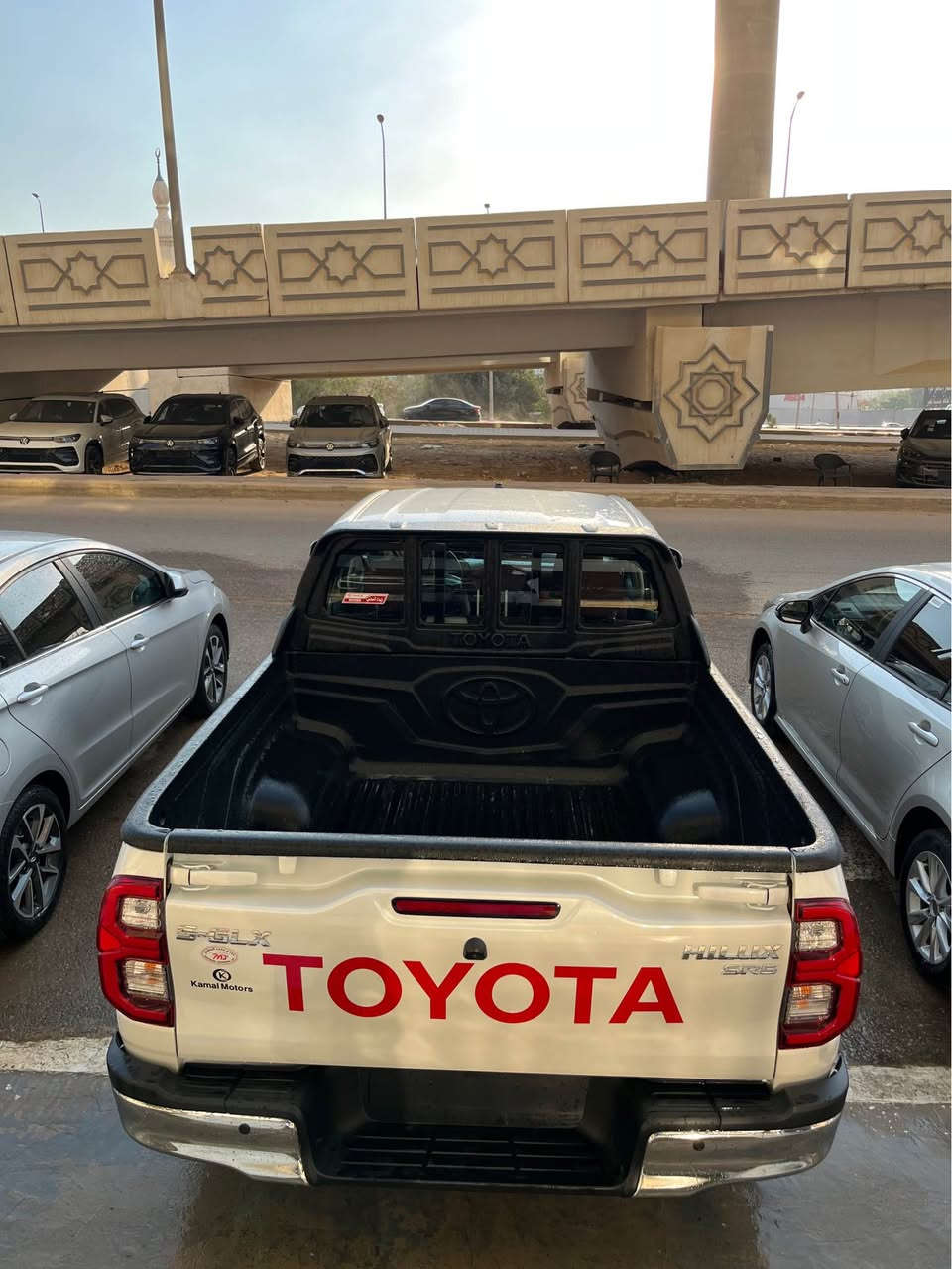 *تويوتا هايلكس S-GLX 4x4 R5 2026 زيرو النسخة السعودية* 

*اللون*: أبيض  

*الموتور والأداء*  
1. محرك 2700 سي بنزين 
2. قوة 164 حصان 
3. دفع رباعي 4x4 
4. فتيس أوتوماتيك

*الصالون والراحة*  
1. تكييف أوتوماتيك ثنائي المناطق Dual Zone  
2. دخول وتشغيل بصمة Keyless Entry & Start  
3. نوافذ ومقاعد كهربائية  
4. طارة مالتي فانكشن + باور ستيرنج  
5. فرش داخلي قماش أصلي - 5 مقاعد - 4 أبواب

*الأمان*  
1. شاشة تاتش + كاميرا خلفية + حساسات ركن  
2. ABS + EBD + ESP ثبات إلكتروني  
3. وسائد هوائية أمامية وجانبية  
4. مفتاح مشفر ضد السرقة + إنذار

*الترفيه*  
1. بلوتوث + راديو AM/FM  
2. مدخل USB + مدخل AUX  
3. 4 سماعات أمامي وخلفي  

للتواصل على: 
01123332551/for call&whatsapp 
Mahamed emad 
📍Kamal motors


**إذا كنت صاحب هذا الإعلان وتريد حذفه لأي سبب، رجاءا أرسل رسالة إلى الدعم الفني**