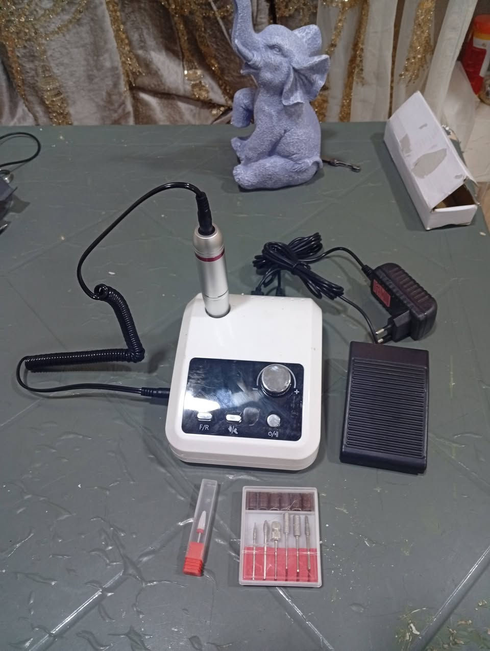 قطعتين كلش حلوات الاولى للاضافر مبرد على الكهرباء مع كامل ملحقاته ويستخدم أيضاً للاحجار الكريمه للنقش كذلك والثانيه بارمه للشعر شحن وتنطي حراره تسوي الشعر كيرلي ثنينهن ب٢٧ الف بس على اول تم واكو توصيل الكل المحافضات ٥ الاف واتساب ***********
