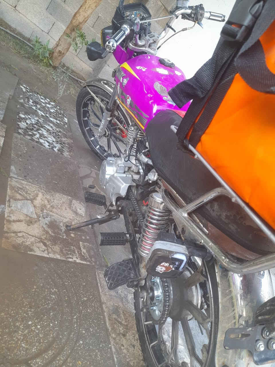 سلام عليكم دراجة سونك ٥ كير موديل ٢٣ دراجه نضيفه تخبل احلى من الصور مكفوله من التبخير ومن النضوح دراجه كامله مال شغل كهربائيات شغاله اشاير كلوبات نشرات كامله هيه وصندوك دراجه تخبل ونضيفه والياخذها يترحملي عليها سعرها ٤٥٠ وبيها مجال بسيط مكاني بغداد رئاسة العبيدي شارع ٢٠ هاذ رقمي *********** 🤍
