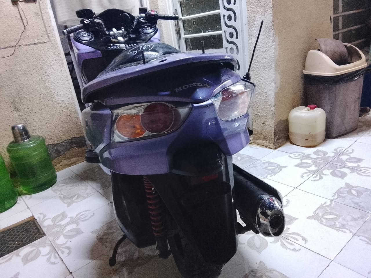 فورزة 010  مكفوله لون مميز بنفسجي فاتح دراجه اي نقص مابيها مكينه ناعمه ماتسمعلها صوت الامبثري هوة والتحكم شغال  السعر (مليون و٢٥٠ )مكانها  حي الحكيم ***********
