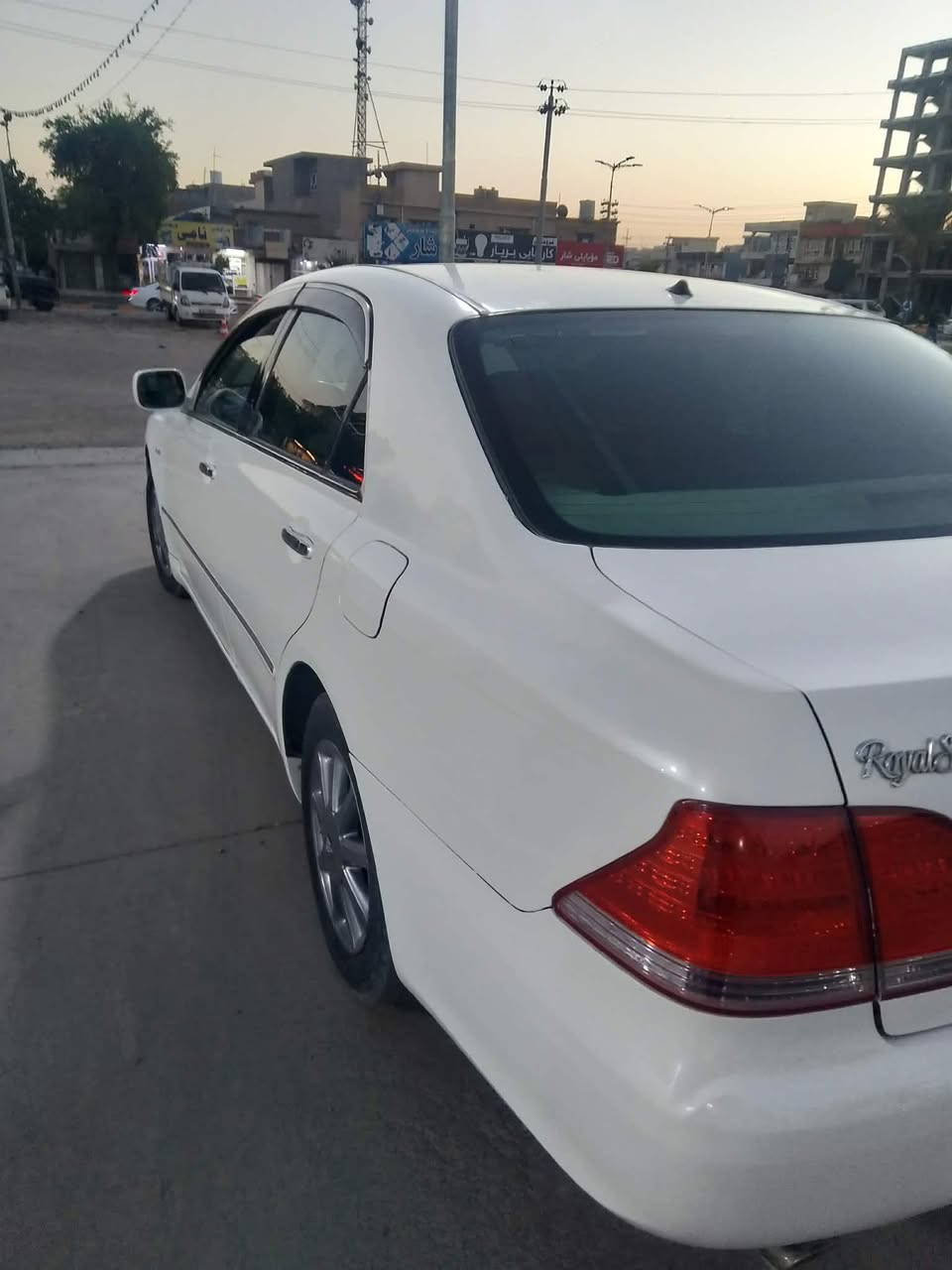 شاهینە بۆ فرۆشتن بڕاوە
لۆک لۆک 

2005

بچووک بە بچووک

بەس سڵاید نیە  فول

پەردە

بۆ عەیبوو شت مەگەڕێ
هەموو شوێنێکی بە لۆکی ماوەتەوە

لە کەلارم 
موشتەری نیت سەرمان مەیەشێنە لەگەڵ ڕێزم
***********
