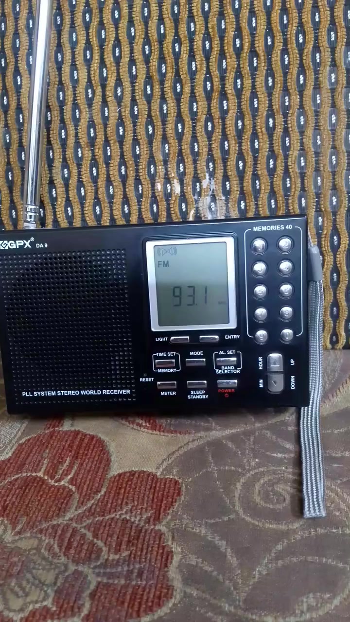 راديو صغير الماني ٣ باتري صغير باحث رقمي موجاتFm.  Sw1. Sw2. Am السعر ٦٥  الف مع التوصيل
***********
