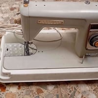 مكينة خياط • بدون تطريز • مع ميز وجنطه ٧٥