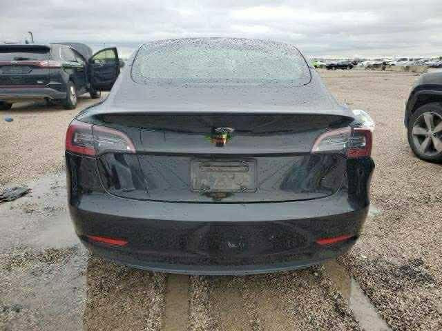 تيسلا 3 
موديل 2023 
تك ماطور 
حادثه مثل ماموضح 
بيه صبغ 4 قطع بدون دواخل 
لون اسود 
رقم بغداد 
السعر 145 وبيه مجال بسيط 
بيع فقط بدون مراوس 
استفسار اتصال ***********
