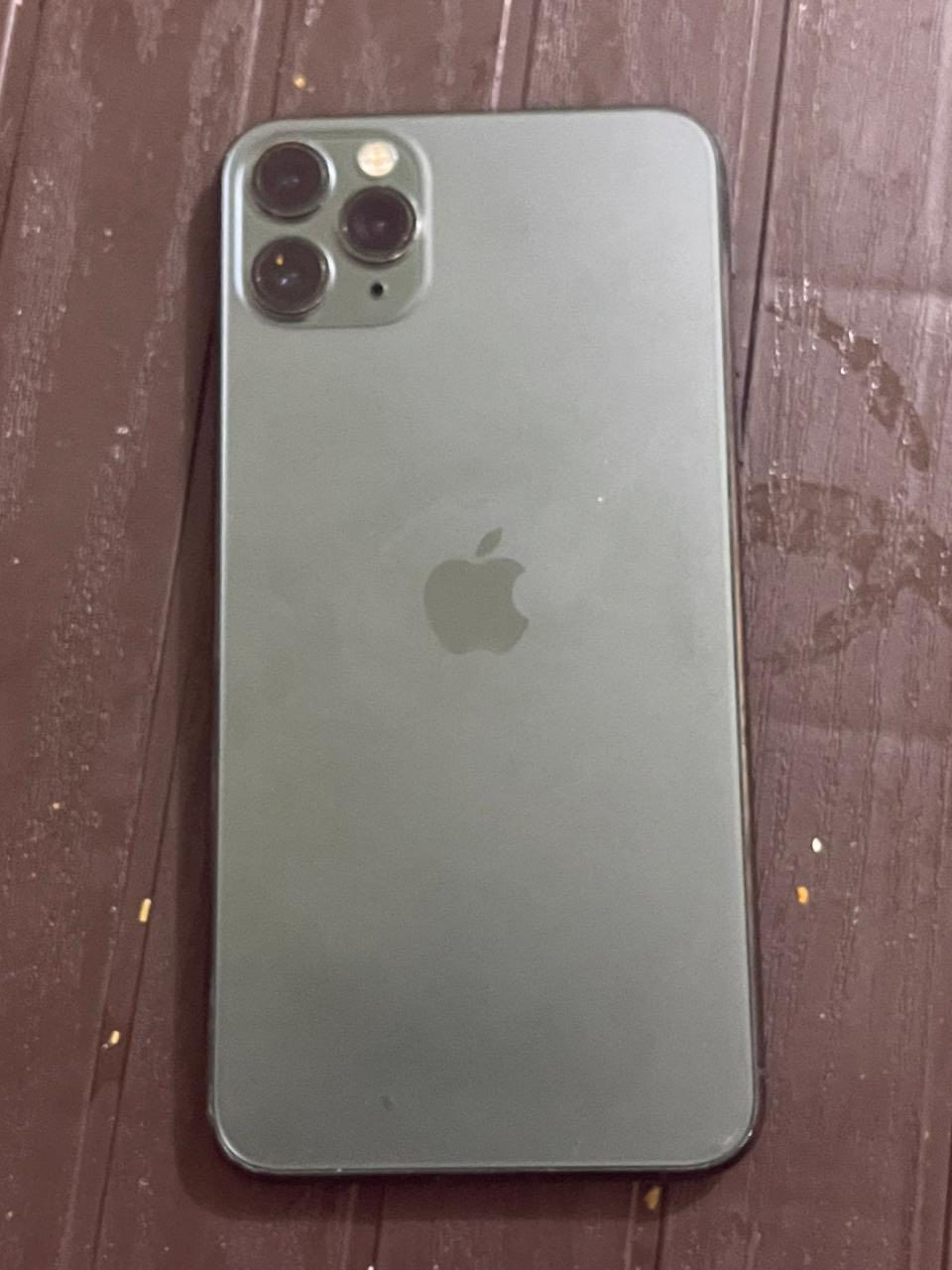 السلام عليكم 
آيفون 11برو ماكس 
ذاكرة 256
بطارية 74 
مبدل بطارية و شاشة اصلية 3 اختيارات بصمة وجة تشتغل
السعر 250 رقم تلفون ***********
