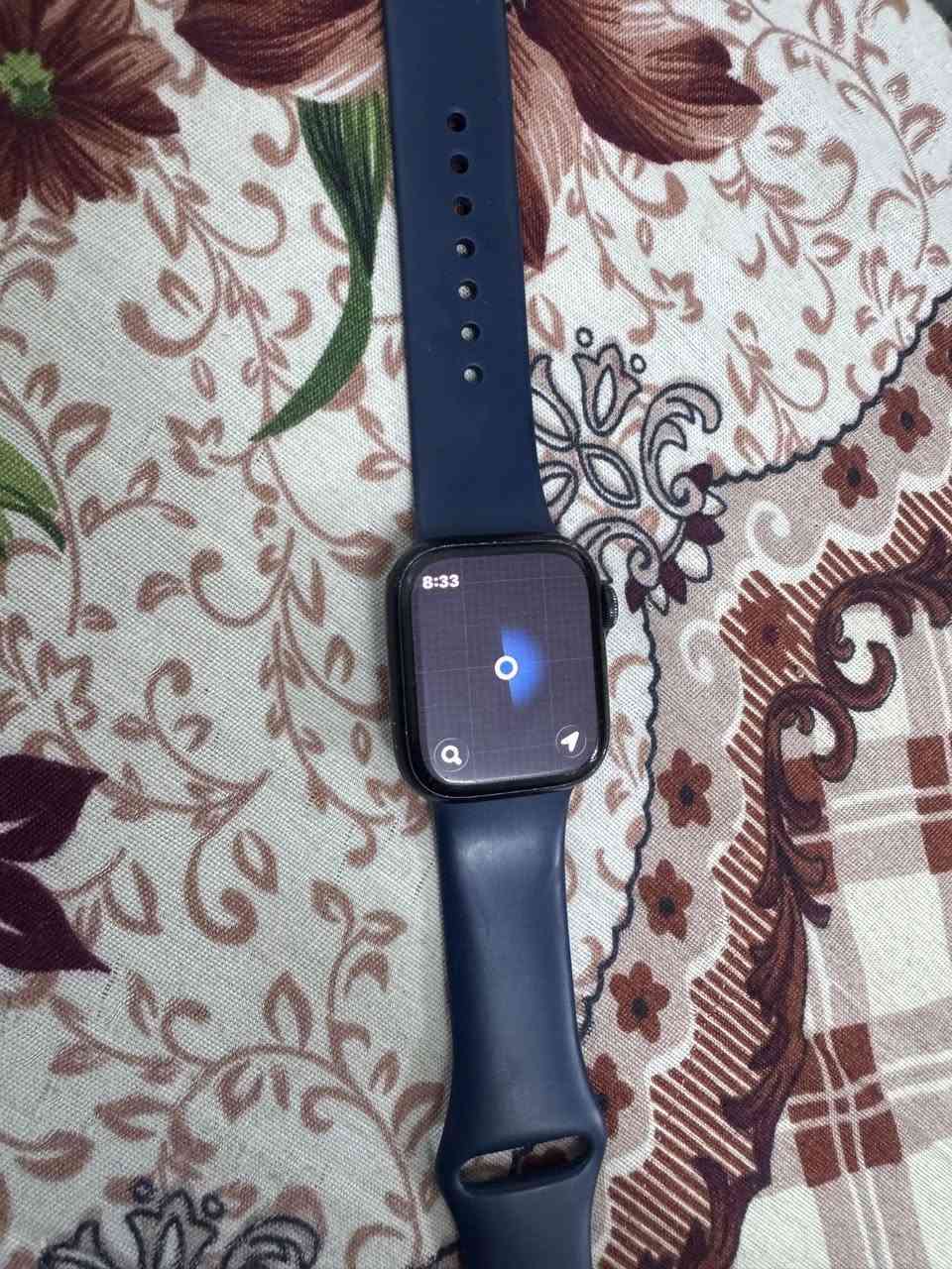 📢 للبيع: ساعة Apple Watch Series 7 (حجم 41mm) - نظيفة جداً مع كامل ملحقاتها
المواصفات والتفاصيل:

 الموديل: Apple Watch Series 7.

 الحجم: 41mm (حجم مريح ومناسب جداً لليد).

 اللون: كحلي مميز (Abyss Blue) مع سير سيليكون أصلي نظيف.

 صحة البطارية: 87% (أداء ممتاز يخدمك يوم كامل براحة

 النظام: تدعم اللغة العربية بالكامل والمكالمات، الإشعارات، الخرائط، والتطبيقات المضافة (مثل تطبيق "تسبيح الزهراء").

📦 الملحقات المشمولة مع البيع:

1. العلبة الأصلية (الكارتونة) الخاصة بالساعة.

2. الشاحن الأصلي من شركة Apple.

3. سير (قشاط) إضافي لتغيير المظهر.

🔎 الحالة العامة:

 الساعة أصلية 100%، مستخدمة بعناية فائقة وبحالة ممتازة وجاهزة للاستخدام فوراً (جميع الصور حقيقية للساعة وتوضح نظافتها).

السعر النهائي 185و بيها مجال حك الجية


**إذا كنت صاحب هذا الإعلان وتريد حذفه لأي سبب، رجاءا أرسل رسالة إلى الدعم الفني**