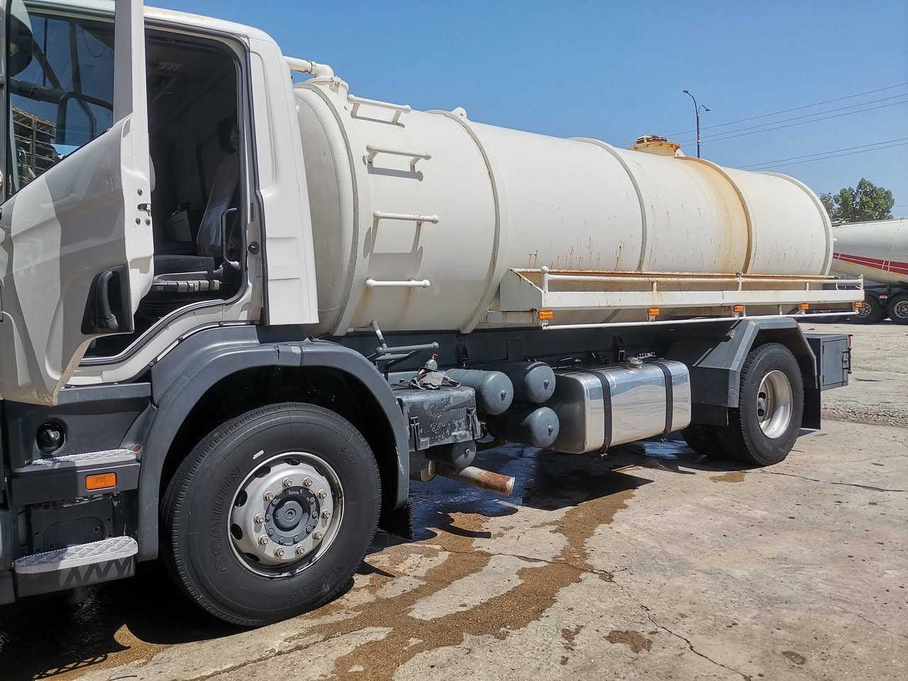 تنكر سحب سكانيا بومه موديل 2004 بم ونوزل كير 4×4 جوبلس امامي وخلفي مضخة 55 سعة التانكي14 الف السعر 290$ وبيها مجال للاستفسار ع هذا الرقم ***********
