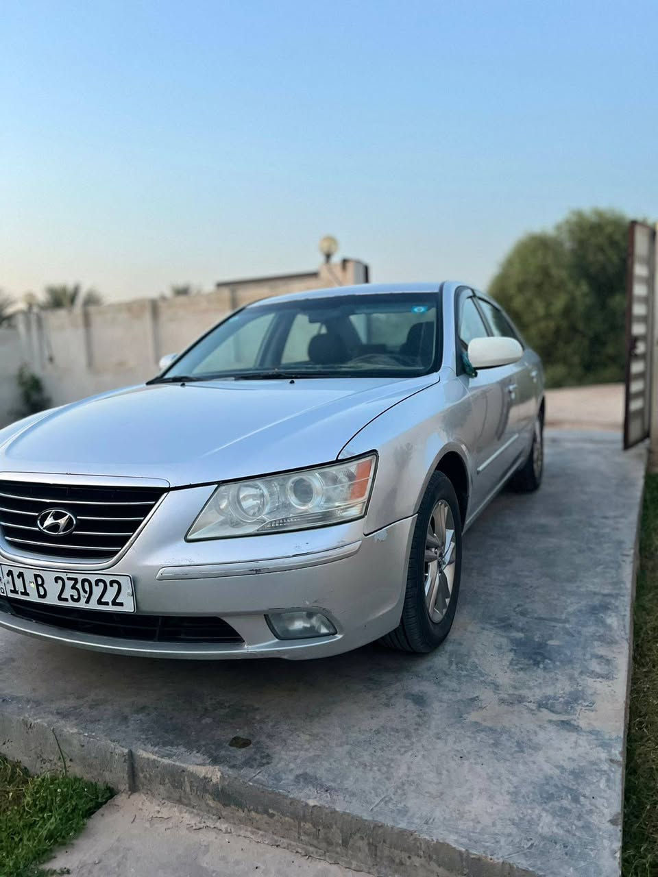 ​للبيع: هيونداي سوناتا 2009 (وارد أمريكي)
المواصفات:

​المحرك: 4 سلندر (2400cc) (اقتصادي جداً) 

​ناقل الحركة: اوتماتيك

​الحالة العامة: السيارة نظيفة جداً ومحافظ عليها، محرك وكير وتبريد بحالة ممتازة.

​

​نظام ABS، مانع انزلاق.

​تحكم ستيرن 

​مثبت سرعة (Cruise Control).

​نظام صوتي ممتاز.

​ملاحظات:

​السيارة جاهزة للمستخدم وما محتاجة أي مصاريف. مراب صدرها ع ايدي  قبل ايام بدلت الها وحتى دسكات وفلنجات جدد 

​الصور المرفقة توضح نظافة السيارة من الداخل والخارج.

ضرر السيارة: بنيد مبدل اصلي امريكي وجاملغ مصبوغ 

بالعراق بيها رش صفحه السايق اثر جرااد فقط لا معجون ولاتعديل فقط رش 

​الرقم: ***********

​المكان: (بابل/المحاويل).

​السعر: (106 وبيها مجال اتصل وبيك خير وتدلل).

