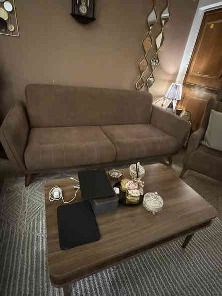 تخم قنفات تركي 7مقاعد مستخدم نظيف خالي من الضرر مع طبلة مستطيلة
السعر 500ألف دينار 
المنصور ***********
