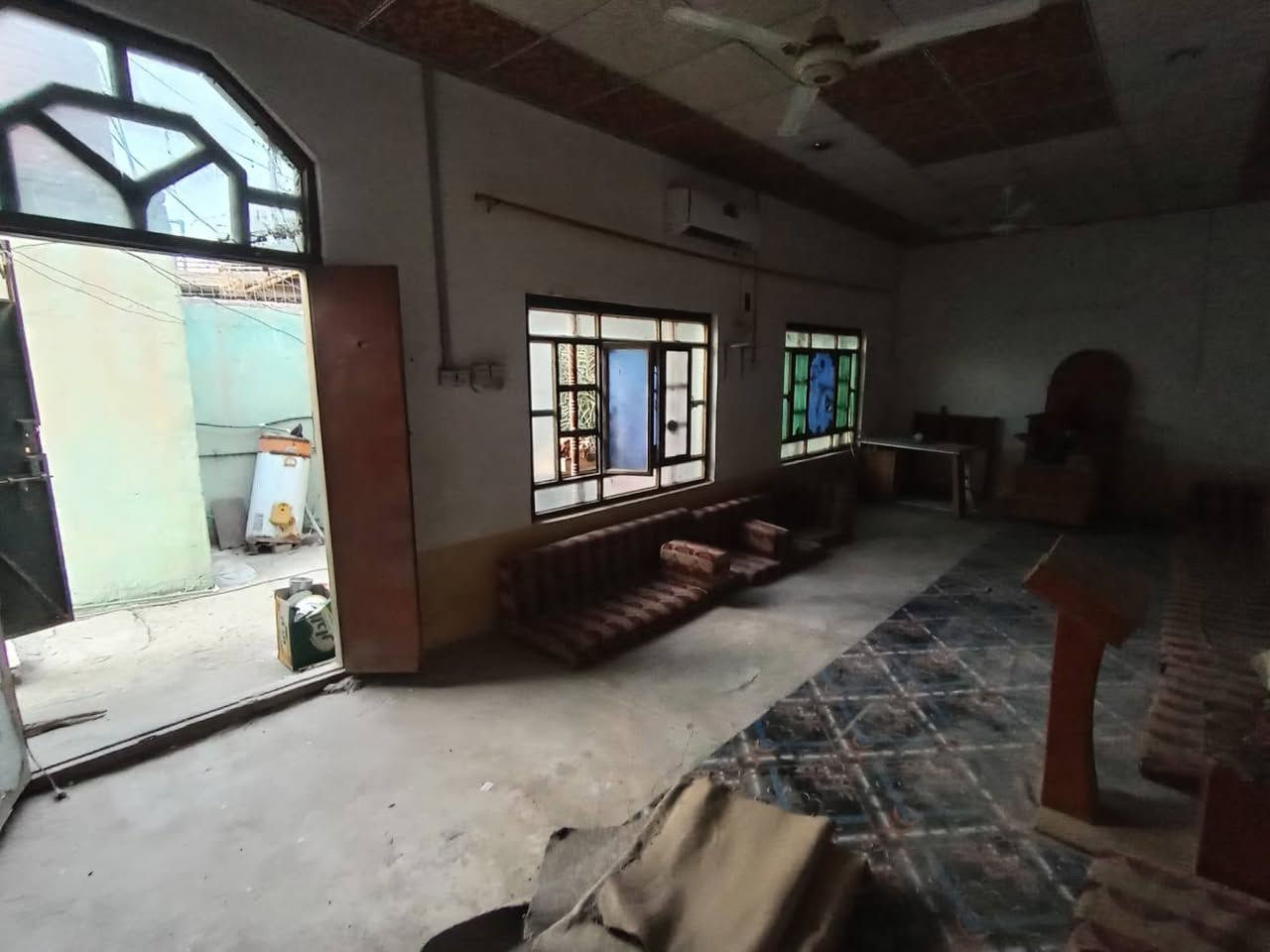 سلام عليكم بيت البيع في المعقل حطين يحتوي على غرفتين وصاله وديوان كبير كل غرفه 5×4 وصاله 7×3 وديوان 10×4 +وبيت زغير وره وبي غرفه و حديقه كبيره السعر 25 وبي مجال رقم الهاتف *********** هاذا وتساب فقط وهاذا شريحه ***********
