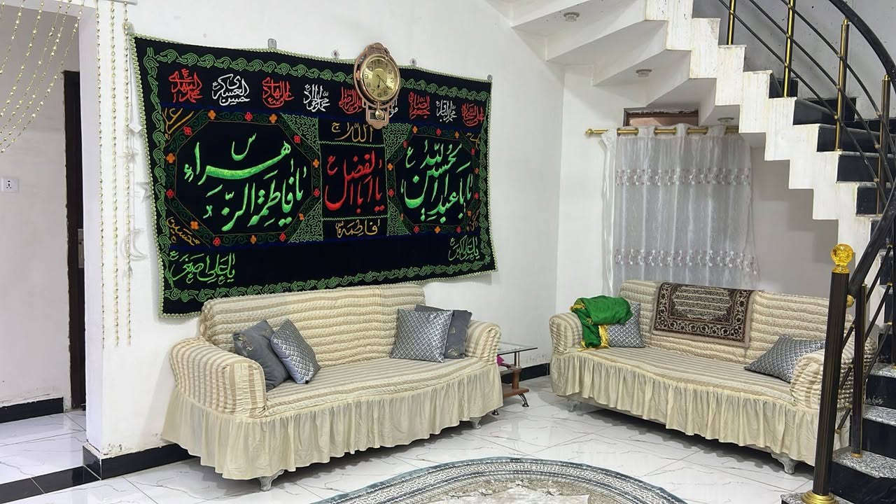 بيت للبيع بناء سنة 2024 طابقين في ابو الخصيب عويسيان قرب مدرسة الإعلام
البناء طابوق للطابقين عدا الستارة والبيتونة فرمستون وبلوك

البيت طابو زراعي والمالك عراقي موجود 

مكونات البيت :

 الطابق الأول (الارضي) يحتوي على (غرفتين+صالة ومطبخ +إستقبال +كراج +صحيات+حمام+صحيات خارجية  + منور عدد 2 )

الطابق الثاني :

شقتين منفصلتين :

الشقة الأولى درجها معزول 

تحتوي على :

غرفتين منام +صالة مفتوحة + مطبخ +صحيات+منور+بلكونة

أما الشقة الثانية ناقصها فقط تشطيب كاملة تحتوي على :

غرفة 1

صالة كبيرة 1

صحيات 1

مواصفات البيت :-

-المساحة الكلية للارض بالخارطة 228 متر

مساحة البناء 310 متر للطابقين 

الطابق الأرضي 150 متر 

الطابق الثاني  160 متر 

- الواجهة  12وربع متر 

 -والنزال 19 متر 

علمآ ان الطابق الأرضي كهربائياته معزلة عن الطابق الثاني من ناحية الكيبل والدكم والجوزات الخ ..

والطابق الثاني كذلك ......

- الكهربائيات:- الجوزات والدكم والبلك سويج  شركة اوزن الاصلي 

علمآ يوجد خط ثاني لكل طابق 

ويوجد كذلك خط انترنت كامل .

البيبان والشبابيك :-

الشبابيك مع الكتائب cnc للطابق الأرضي والطابق الثاني. 

-الجنلات والفريمات 4 ملم .

-وبيبان الغرف والاستقبال شغل عراقي صاج درجة أولى للطابقين . 

-والجراجيب ماليزي جاوي .

-بيبان الصحيات المنيوم تفصال للطابقين.

ملاحظة/ المنطقة جديدة ومعزولة عن المنطقة المجاورها كاملة من ناحية الخدمات

 البيت يبعد عن الشارع العام الرئيسي 150 متر 

السعر 245 و بي مجال 

هاتف ☎️***********☎️

