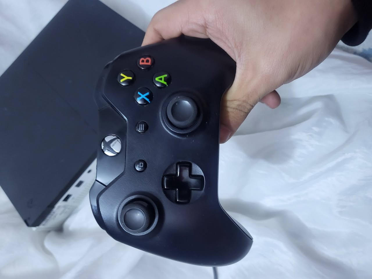 الجهاز مكفول لوك ستيكر ممفتوح ولا مصلح ولامنضف ويجي وياه العاب حصرية مالps5
call of duty mwII
tomp rider shadow
assassin's creed originals
وبنسبة للجويستك اصلية مال وان اكس رجاج قوي وسعر جهاز 150 قفل لان مستعجل على فلوسة مكاني دورة حي اسيا رقمي ***********
