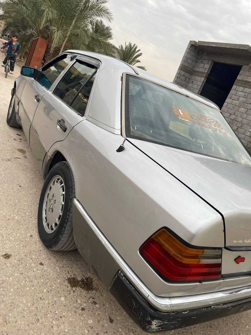 السلام عليكم
مارسدس  دب رقم بصرة مكفولة من ضربة وصبغ العام محوره مكينة ثنين ونص كفالة مكينه وكير تبريد شغال  المكان البصرة الدير ***********
