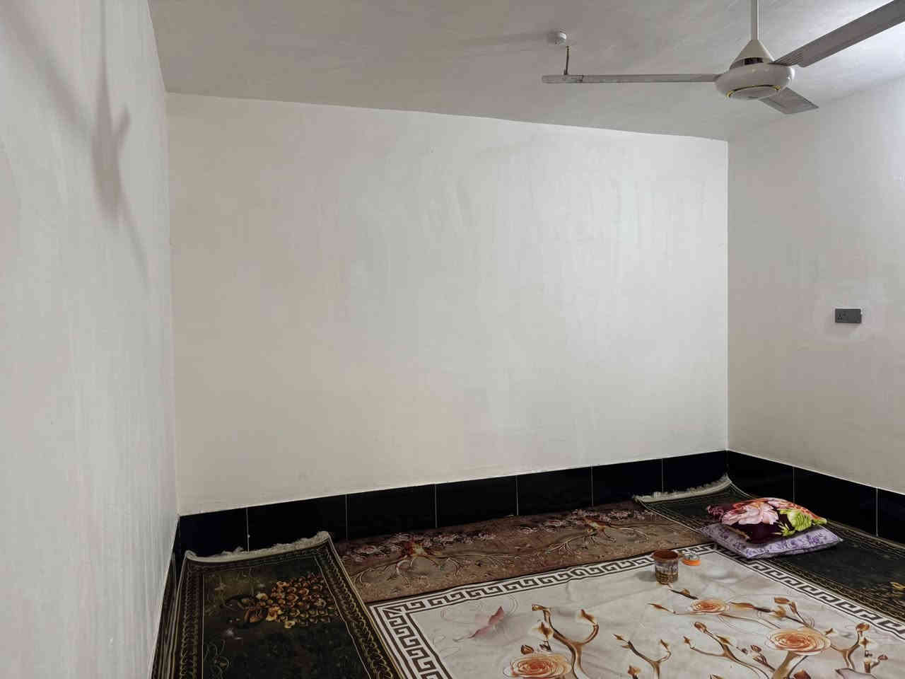 يالله السلام عليكم يعلن مكتب الخبير للعقار عن وجود دار مساحته (1000)متر طابو زراعي سند25تحويل مباشر باسم المشتري 
موقع الدار طريق الارزك على التبليط مباشرتا
الدار بناء طابوق مسلح يتكون من غرف عدد ثلاثه مطبخ صاله صحيات استقبال 
السعررر 175مليون بي مجال بسيط
***********
