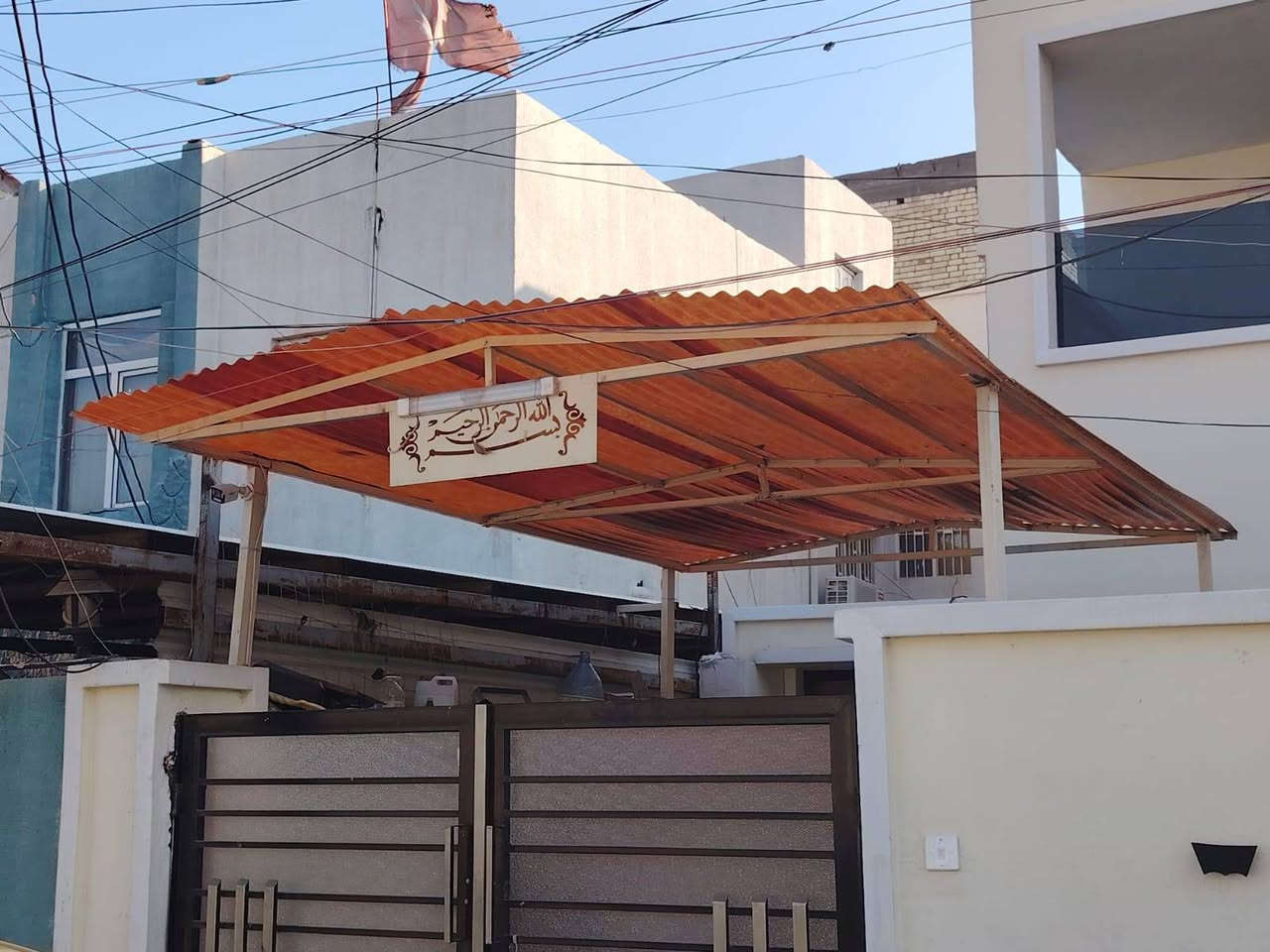 الدار للبيع مساحه ١٥٠ حي العامل محله٨٠١ يحتوي على ثلاث غرف نوم مع صالة كبيرة مع صحيات٤ علما ان الدار يقع أمام شارع المطار لايوجد دار أمامك اي استفسار الاتصال على الرقم  
***********
