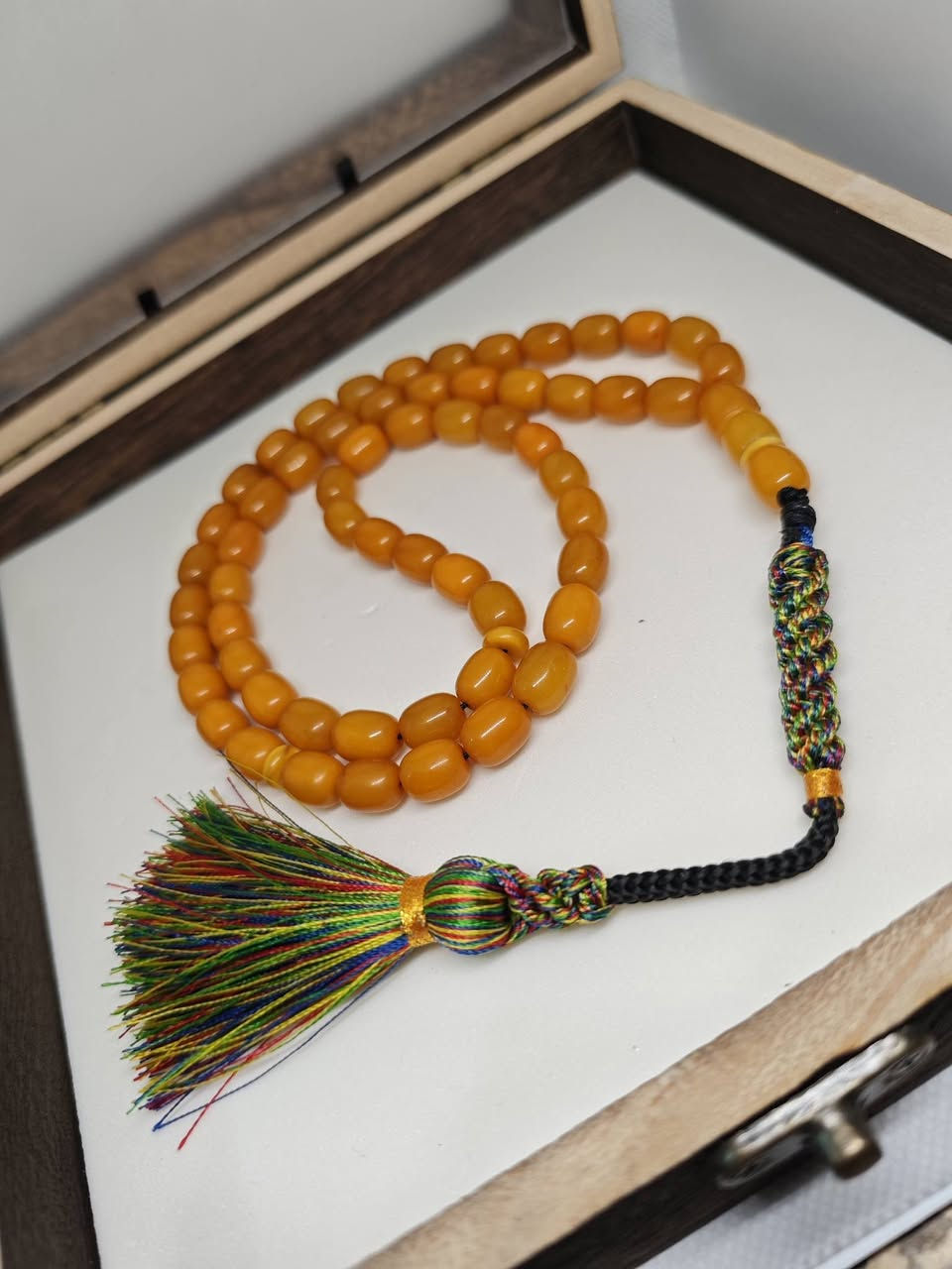 📿 فخامة الكهرب.. سحر يزداد قيمة مع الزمن ✨
​لكل مسباح حكاية، لكن مسباح الكهرمان (الكهرب) هو قصة فخامة تتوارثها الأجيال. هو ليس مجرد مسباح، بل استثمار ووجاهة.
​🌟 ما الذي يجعل الكهرب استثنائياً؟
​🍂 الرائحة الزكية: يفوح بعبق صمغ الصنوبر الطبيعي بمجرد ملامسة دفء يدك.
​⏳ التحول العجيب: يتغير لونه ويصبح أكثر عمقاً وجاذبية مع مرور الوقت وكثرة الاستخدام (يتقادم).
​⚖️ راحة اليد: يتميز بخفة وزن فريدة وملمس دافئ يمنحك شعوراً بالراحة والهدوء.
​👑 الكهرب ليس مجرد اقتناء.. بل هو بصمة تعكس الذوق الرفيع.
متوفرة جميع انواع سبح الكهرب والتوصيل لكل العراق 5 الاف 
للاستفسار مراسلة الصفحه او رقم الواتساب ***********
​#كهرمان #كهرب #سبح_فاخرة #مسباح_كهرب #فخامة
