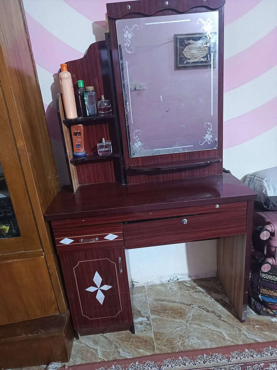 غرفه صاج نظيفه جدا بعد أحلا من الصوره ٨٥٠ ميز مرايه سلايه ٥٠ كنفيره شغاله ب٥٠ المكان الحر حي المؤمنين قرب مدرسة علي الوردي يم اسواق امجد اتصال ***********
