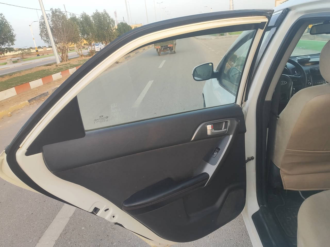 السلام عليكم
سـيـراتو مـوديل2012  
محرك 1.6 cc
كير اوتو و عادي 6 نمر ،  ABS
شفتات استيرن
تحكمات استيرن جهتين
ويل  حجم15تخم تاير بلجيس

تبريد بيانو
مري شفط
اشاير بالمري 
يدات استيل
حساسات خلفيه        
 نضام تشغيل عن بعد
تبريد ثلج
دواخل بلجيس زلق مابيهن 
سنوية جديدة رقم اربيل تحويل او وكاله
بيها قطع صبغ فقط بدون ضربه كفاله من ضربه وسياره جاهزه لل اخير 
السعر 95 وبيها مجال مكان السياره البصره قضاء الفاو. ***********
