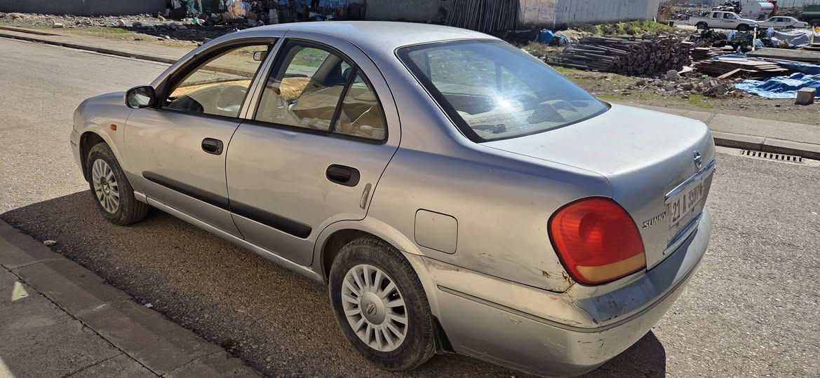 نیسان سەنی یابانی ٢٠٠٩
مەکینە سپی
 گێڕ عادی 
بێ بۆیاخ  
کەمێک کاڵ بونەوەی سەقفی هەیە
هیچ مەسرەفی تیا نەماوە هەموی کراوە 
سەنەوی تازەیە تا ٢٠٣٠
تەبرید ساردو گەرم بە شەرت 
گێڕو مەکینە بەشەرت 
یەک دینار مەسرەفی تیا نیە
*********** السليمانية, العراق
