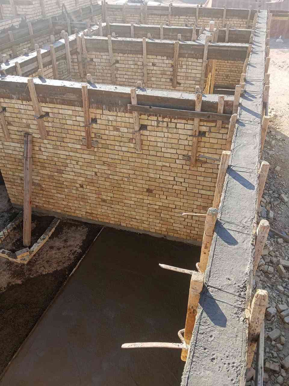 تم بفضل الله تعالى وبركاته صب رباط مساحته 125 متر وصبت النضافه في طوبه والنخيل والتوفيق للجميع ان شاء الله اخوكم احمد النجار لجميع اعمال النجاره والتسليح والصب ***********
