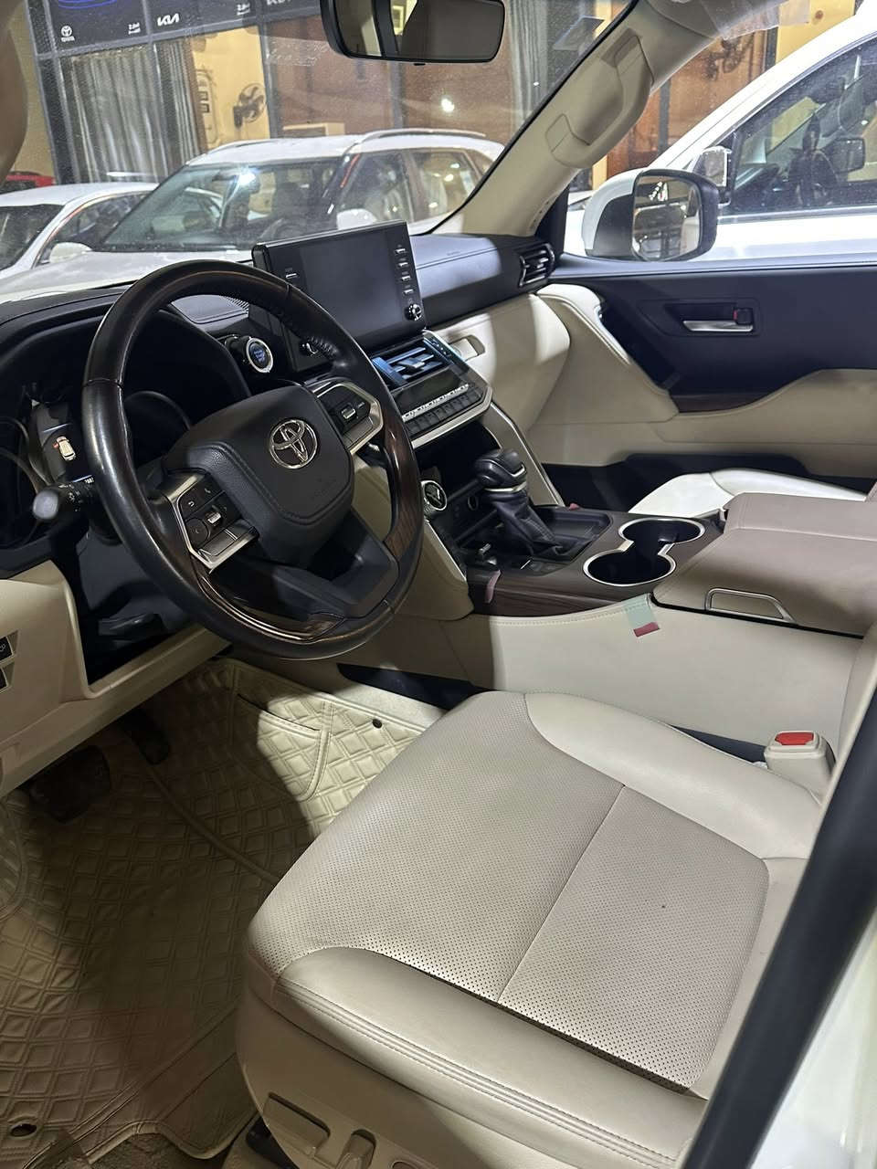 سلام عليكم 
تويوتا لاندكروز 2024ساز اصل
فول موصفات بااسمي تحويل ثاني يوم 
677ورقه وبيها مجال قليل كفاله عامه 
عده تكحيله كارت بل باب وره سايق اصبعين شخط ومكحل 
مكان سياره كربلاء 
***********
